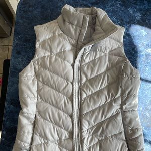 The North Face White Puffer 550 Vest Women’s Medium Nice. 
Nice item